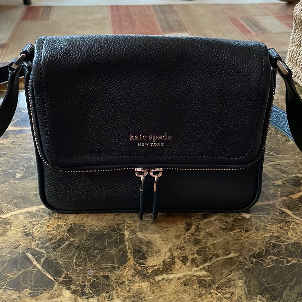 Beautiful kate spade handbag. Can be worn as cross body or over the shoulder